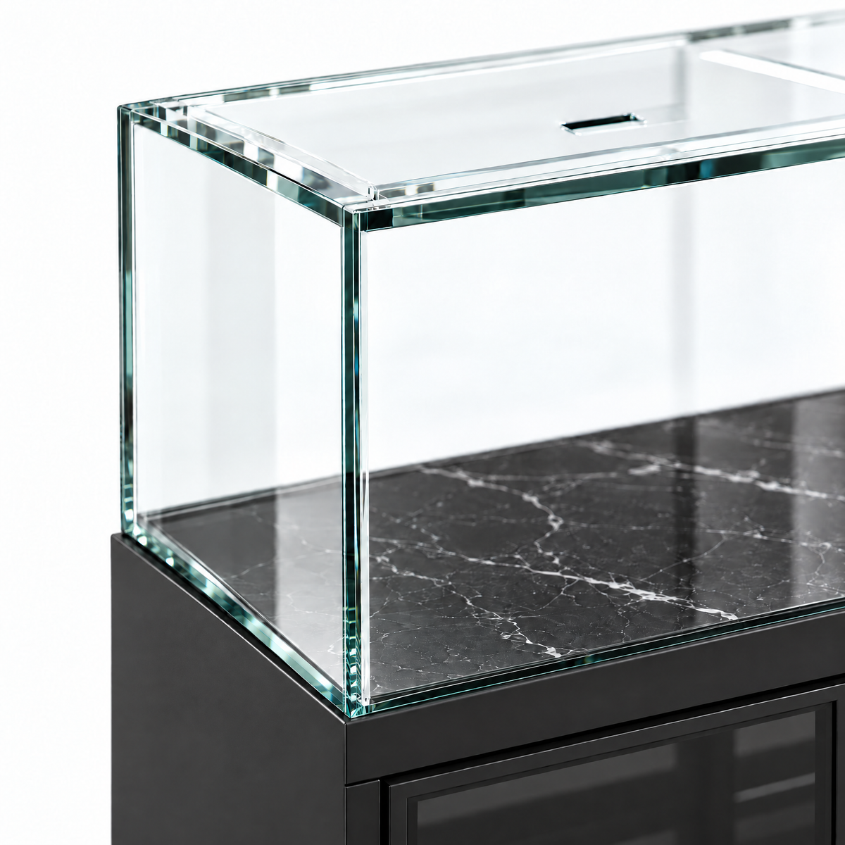 Clearview ultra-clear glass corner, close-up